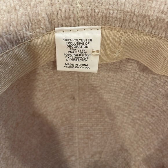 Neutral hat perfect for spring. - Picture 4 of 6